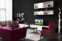 d&#39;un salon avec des chaises roses et une télévision. dans l&#39;établissement Citadines City Centre Lille, à Lille