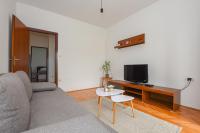 Televízia a/alebo spoločenská miestnosť v ubytovaní Apartments Kate