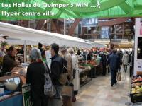 a group of people standing in a market at oo Le jardin oo paisible studio équipé et bien placé in Quimper