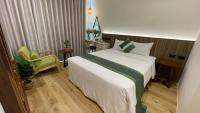 a hotel room with a bed and a chair at 海的墾丁旅店 Ocean KT Inn in Kenting