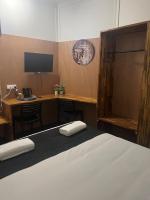 โทรทัศน์และ&#47;หรือระบบความบันเทิงของ Gin Gin Budget Accommodation