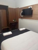 เตียงในห้องที่ Gin Gin Budget Accommodation