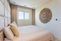 Postel nebo postele na pokoji v ubytování Estepona Puerto Blanco - Modern Luxury Apartment