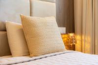 Postel nebo postele na pokoji v ubytování Estepona Puerto Blanco - Modern Luxury Apartment