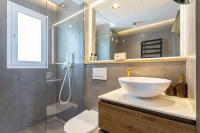 Koupelna v ubytování Estepona Puerto Blanco - Modern Luxury Apartment