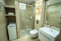 Kúpeľňa v ubytovaní Holiday Family - W Dolinie Szczęścia apartamentowiec Bawaria