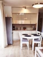 Kuchyňa alebo kuchynka v ubytovaní Holiday Family - W Dolinie Szczęścia apartamentowiec Bawaria