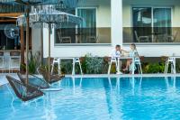 Bazén v ubytovaní Mirablue Luxury Residences alebo v jeho blízkosti