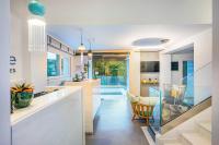 Kuchyňa alebo kuchynka v ubytovaní Mirablue Luxury Residences