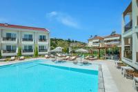 Bazén v ubytovaní Mirablue Luxury Residences alebo v jeho blízkosti