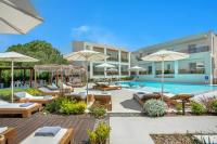Bazén v ubytovaní Mirablue Luxury Residences alebo v jeho blízkosti