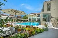 Bazén v ubytovaní Mirablue Luxury Residences alebo v jeho blízkosti