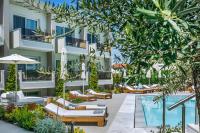 Bazén v ubytovaní Mirablue Luxury Residences alebo v jeho blízkosti
