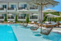 Bazén v ubytovaní Mirablue Luxury Residences alebo v jeho blízkosti