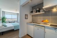 Kuchnia lub aneks kuchenny w obiekcie Apartaments La Perla Negra