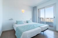 Łóżko lub łóżka w pokoju w obiekcie Apartaments La Perla Negra