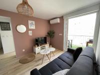Telewizja i/lub zestaw kina domowego w obiekcie T3 Expo Sud-Est - Parking - Piscine - Clim - Wifi
