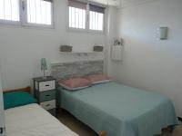 Een bed of bedden in een kamer bij Sol-y-Days Hesp&eacute;rides, Appartement familial 5 couchages, quartier calme &agrave; 50m de la plage