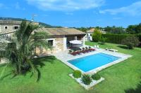 Basen w obiekcie Villa Les Pells by Villa Plus lub w pobliżu