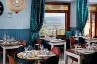 Nespecifikovaný výhled na hory nebo výhled na hory při pohledu z hotelu