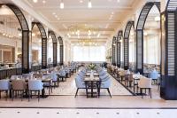 Un comedor con mesas y sillas en un edificio. en Azul Beach Resort Montenegro by Karisma - All Inclusive, en Ulcinj