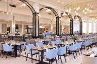 Un gran comedor con mesas y sillas. en Azul Beach Resort Montenegro by Karisma - All Inclusive, en Ulcinj