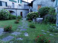 A garden outside B&B Alle Ortensie Blu