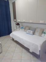 A bed or beds in a room at Rami di Corallo Appartamento con Parcheggio Privato ----------