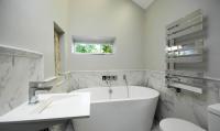 Koupelna v ubytování Topside House - Beautiful 7 bedroom house with hottub wifi and parking near Bath Wells Frome