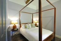 Postel nebo postele na pokoji v ubytování Topside House - Beautiful 7 bedroom house with hottub wifi and parking near Bath Wells Frome