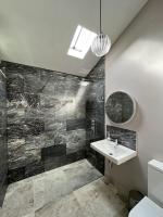 Koupelna v ubytování Topside House - Beautiful 7 bedroom house with hottub wifi and parking near Bath Wells Frome