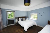 Postel nebo postele na pokoji v ubytování Topside House - Beautiful 7 bedroom house with hottub wifi and parking near Bath Wells Frome