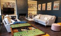 Posezení v ubytování Topside House - Beautiful 7 bedroom house with hottub wifi and parking near Bath Wells Frome