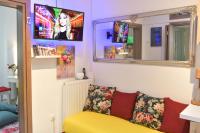 Televízia a/alebo spoločenská miestnosť v ubytovaní Asklipiou New Smart Mondern Central Studio
