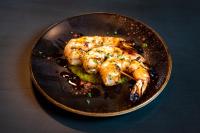 パーム・スプリングスにあるThe Paloma Resortのテーブルの上に置かれたソースのかかったエビの皿