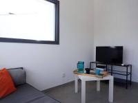 Televízia a/alebo spoločenská miestnosť v ubytovaní Maison familiale 10 pers, annexe, plage 250m, wifi, parking, jardin clos, terrasse avec pergola - FR-1-224B-163