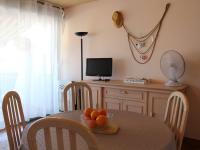 Televízia a/alebo spoločenská miestnosť v ubytovaní Appartement en Front de Mer à Port-la-Nouvelle avec Terrasse et Parking Privé - FR-1-229C-72