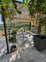 En balkon eller terrasse på Mas Saint Laurent