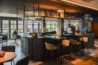 Un bar en un restaurante con taburetes. en Hotel Restaurant De Zwaan, en Raalte