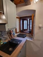 Kuchyňa alebo kuchynka v ubytovaní Studio apartment Bertolina, 50m from sea