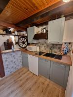 Kuchyňa alebo kuchynka v ubytovaní Studio apartment Bertolina, 50m from sea