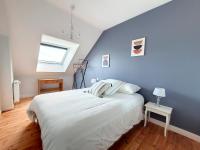 Łóżko lub łóżka w pokoju w obiekcie Au Mont Chez Vous #Jacuzzi et Vue Mont-St-Michel#