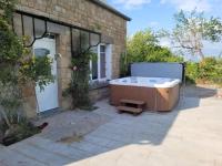 Ogród w obiekcie Au Mont Chez Vous #Jacuzzi et Vue Mont-St-Michel#