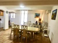 Część wypoczynkowa w obiekcie Agréable maison au cœur du village