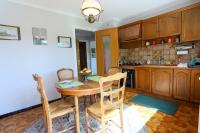 Kuchyňa alebo kuchynka v ubytovaní Le Vintage grand appartement 4 étoiles avec jardin proche du lac