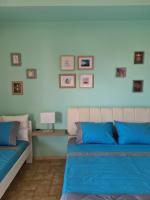 A seating area at Seaside Apartment in Xilokastro - Thalassa Blue by Booking Kottas