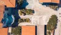 Bazén v ubytovaní Eleonora Apartments alebo v jeho blízkosti