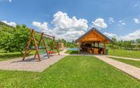 einen Spielplatz mit Rutsche und Spielstruktur in der Unterkunft Manuela in Gospić