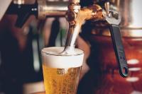 Uma cerveja está a ser derramada num copo. em Hôtel de Chailly em Montreux