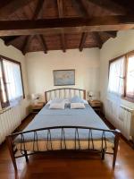 A bed or beds in a room at Romantic Rialto Apartment
